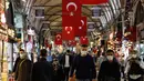 Sejumlah pengunjung menggenakan masker saat berjalan-jalan di Grand Bazaar yang dibuka kembali setelah ditutup karena COVID-19 di Istanbul, Turki, (1/6/2020). (AP Photo/Emrah Gurel)
