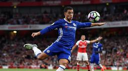 9. Eden Hazard. Penjualan jersey Eden Hazard berada di peringkat ke-9 jersey terlaris Premier League dan menjadi jersey terlaris Chelsea. (Reuters/Dylan Martinez)