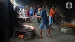 Pekerja memproduksi dodol Betawi di rumah industri di kawasan Pasar Minggu, Jakarta, Selasa (4/5/2021). Dodol Betawi dijual dengan harga Rp 50 ribu - Rp 100 ribu per kilogram. (merdeka.com/Imam Buhori)