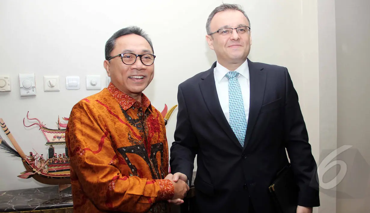 Ketua MPR Zulkifli Hasan menerima Duta Besar Slovakia untuk Indonesia YM Michal Slivovic di ruang Pimpinan MPR, Senayan, Jakarta , Rabu (1/4/2015). Pertemuan tersebut membahas kerja sama bilateral antara Indonesia dan Slovakia. (Liputan6.com/Helmi Afandi)