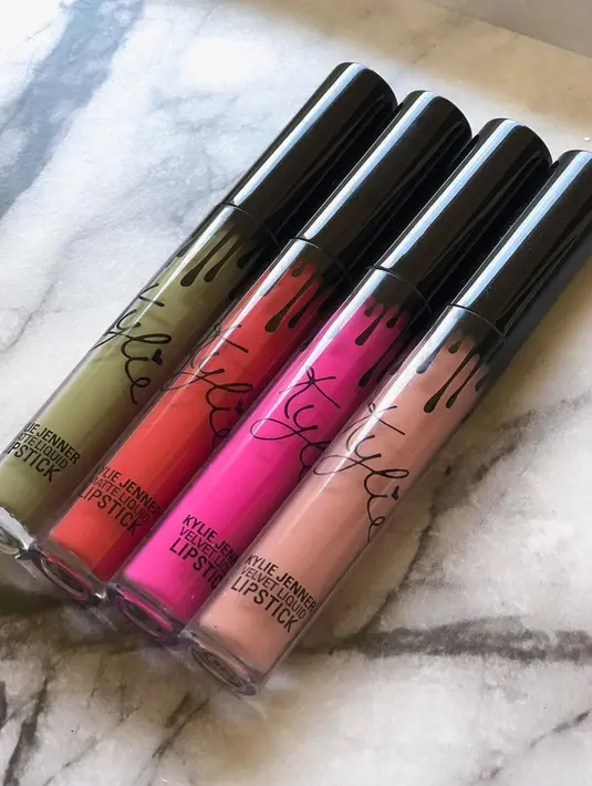 Dilansir dari HollywoodLife, hal itu dikarenakan para penggemar berpikir salah satu warna lipstick Kylie nggak bisa digunakan oleh banyak orang. (instagram/kyliecosmetics)