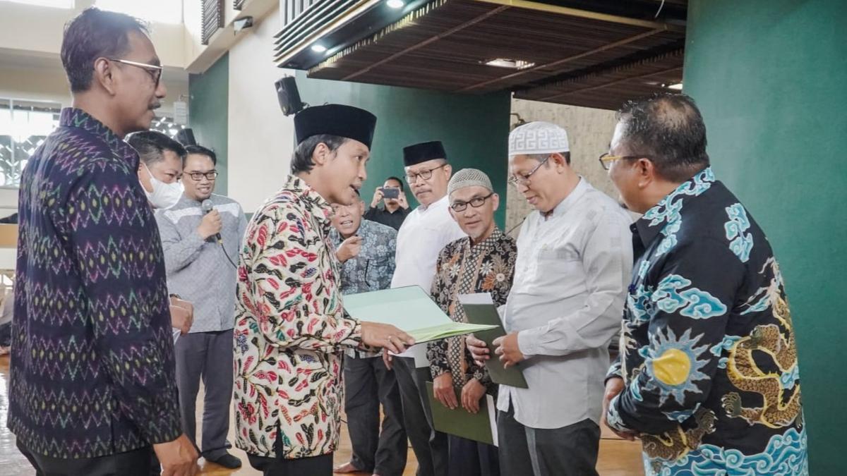 Wamen ATR Kembali Serahkan Sertifikat Tanah Wakaf di Bandung