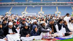 Klub Liga Inggris Blackburn Rovers sukses melaksanakan salat Idulfitri di Stadion Ewood Park, Senin (2/5/2022) waktu setempat. (Foto: twitter Blackburn Rovers)
 