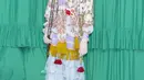 Bagian evening wear menjadi sorotan utama dengan tuksedo baru berpotongan cropped, gaun bertingkat dengan warna kontras, serta cape dan gaun tulle yang kaya bordir dan payet.  [Dok/Valentino].