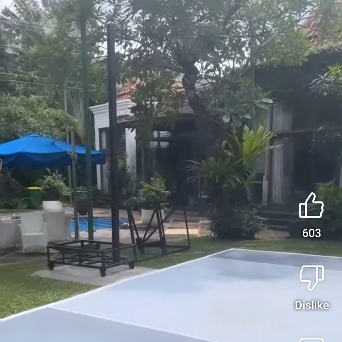 5 Potret Terbaru Halaman Belakang Istana Megah Nia Ramadhani, Akses ke Rumah Mertua - Ada Lapangan Basket Hingga Sepakbola