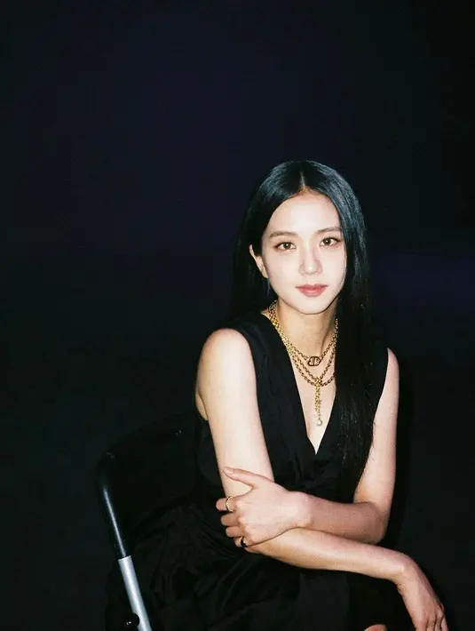 Untuk aksesori V-neck, pilih kalung berlapis yang memiliki tingkatan dari yang terpendek hingga yang terpanjang. Ini akan membuat pola berbentuk V yang membuat leher terlihat jenjang dan tubuh lebih ramping. (Instagram/sooyaa_).