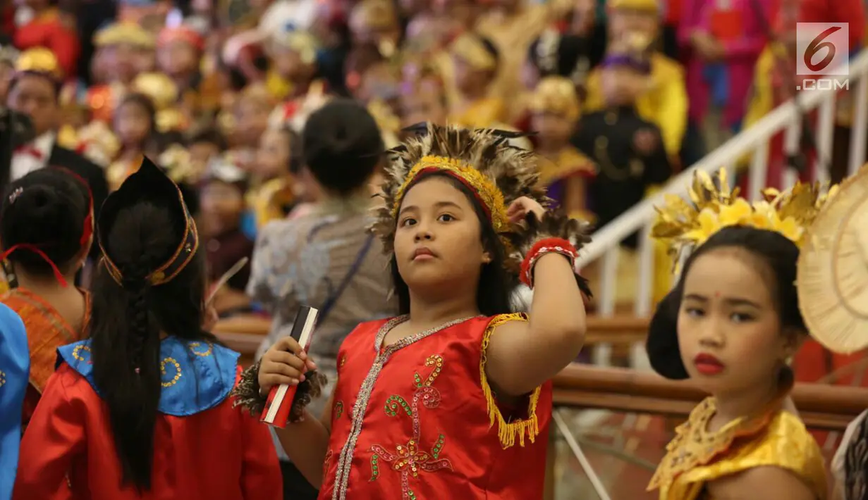 Ekspresi seorang anak yang mengenakan pakaian adat saat mengikuti Festival Prestasi Indonesia di JCC Senayan, Jakarta (21/8). Acara ini diselenggarakan oleh Unit Kerja Presiden Pembinaan Ideologi Pancasila (UKP-Pancasila). (Liputan6.com/Johan Tallo)
