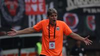 Pelatih Persija Jakarta, Julio Banuelos, saat melawan PSS Sleman pada laga Liga 1 2019 di Stadion Patriot, Rabu (3/7).  Persija menang 1-0 atas PSS Sleman. (Bola.com/Yoppy Renato)