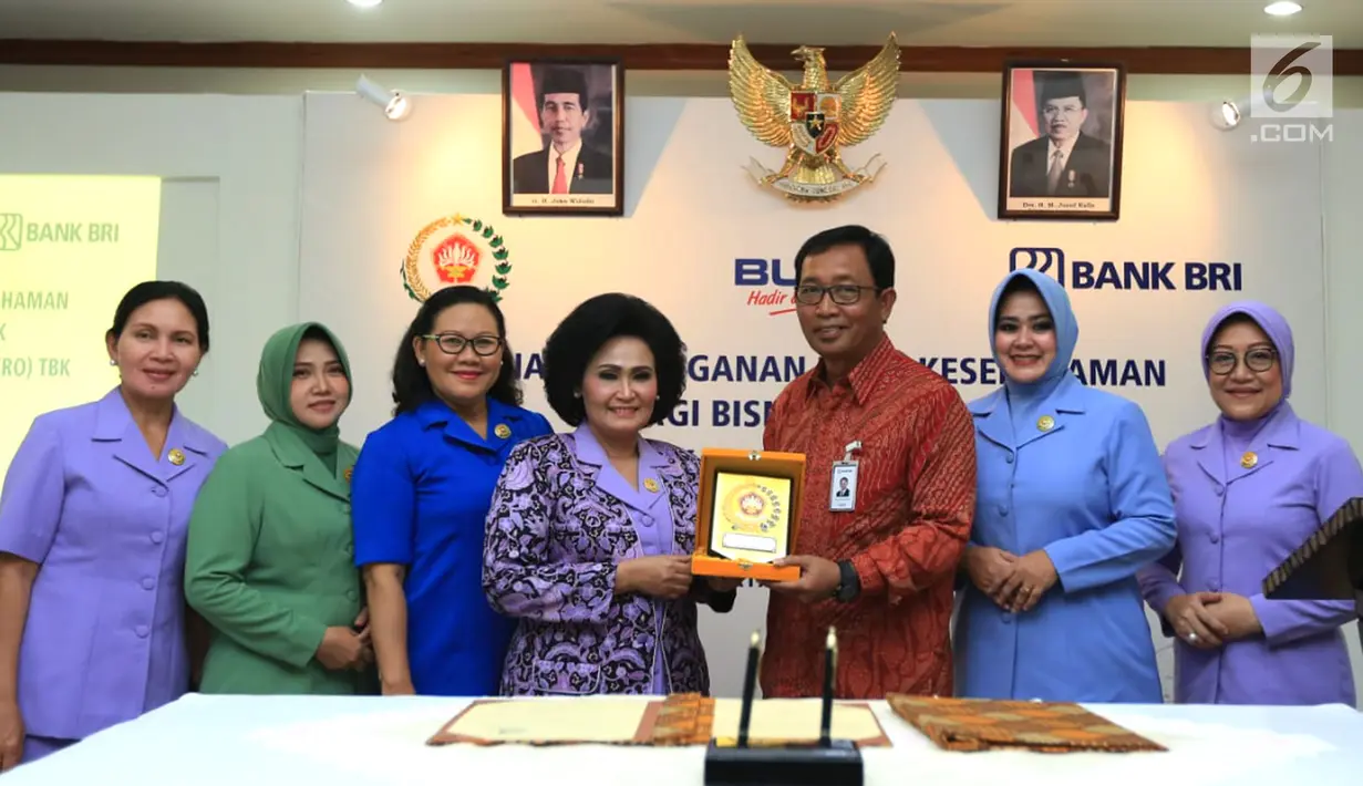 Direktur Hub. Kelembagaan Bank BRI Sis Apik Wijayanto (ketiga kanan), Ketum Dharma Pertiwi Nanny Hadi Tjahjanto (keempat kiri) dan para Ketua Dharma Pertiwi foto bersama usai Nota Kesepahaman Layanan Jasa Keuangan Perbankan melalui Agen BRILink, di Jakarta, (15/4). (Liputan6.com/HO/Roni)