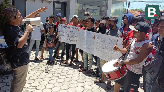 Foto: Klub Kesayangan Terpuruk di BRI Liga 1, Kantor Manajemen Madura United Digeruduk