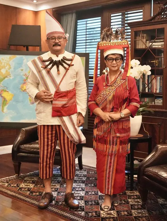 Penampilan unik totalitas Retno Marsudi dan suami, Agus Marsudi dalam balutan busana adat Masama, Sulawesi Barat bernuansa merah. [Foto: Instagram/retno_marsudi]