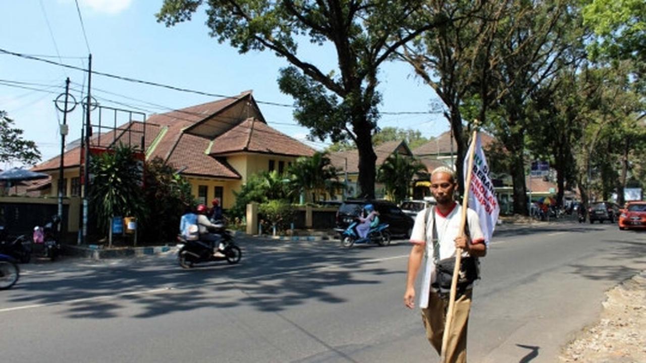 Suarakan antikorupsi, simpatisan NU ini jalan kaki Malang-Jombang