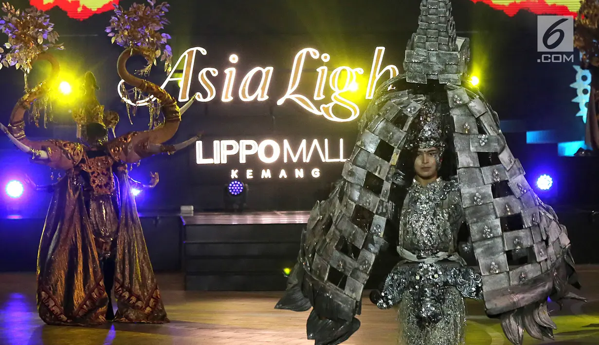 Model membawakan kostum dari ragam budaya Asia pada acara Jember Fashion Carnaval (JFC) di Lippo Mall Kemang, Jakarta, Senin (20/8). JFC yang digelar pada 20 dan 21 Agustus menampilkan lebih dari 50  kostum. (Liputan6.com/Fery Pradolo)