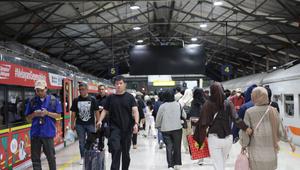 Penumpang kereta api tujuan Bandung