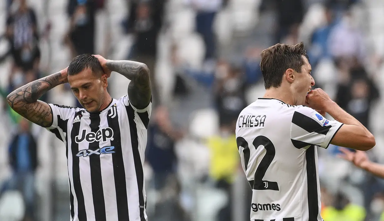 Pemain Juventus, Federico Chiesa (kanan) dan Federico Bernardeschi bereaksi setelah kehilangan peluang mencetak gol ke gawang Sampdoria selama pertandingan lanjutan Liga Serie A Italia di Allianz Stadium di Turin, Italia, Minggu (26/9/2021). (Marco Alpozzi/LaPresse via AP)