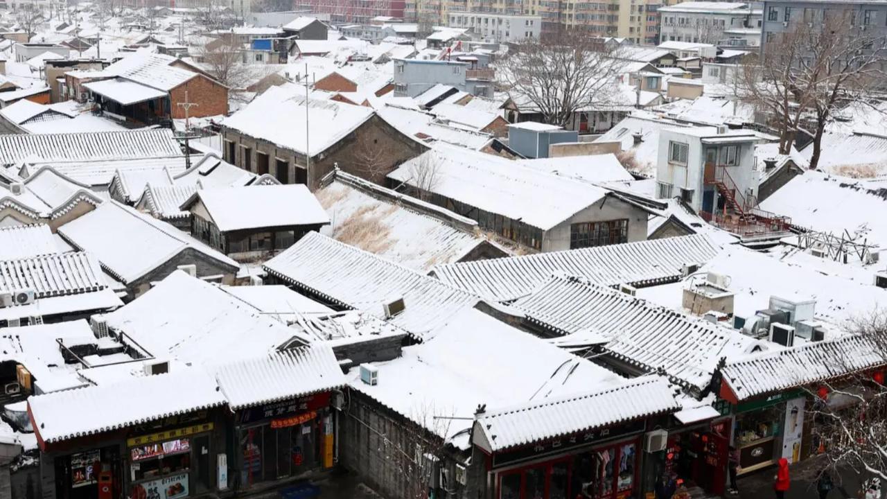 Hujan salju pertama pada Senin (11/12/2023) pagi menjadi tanda mengawali musim yang lebih dingin di Beijing. Lapisan salju yang mulai menebal terlihat menutupi ibu kota China dan membuat suhu kota di bagian utara China ini menjadi lebih dingin dari biasan