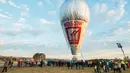 Sejumlah penonton antusias melihat Balon udara milik Fedor Konyukhov asal Rusia sebelum terbang mengelilingi bumi dari Perth, Australia, Selasa (12/7). Fedor Konyukhov akan menempuh jutaan kilometer mengelilingi Bumi. (Reuters/Oscar Konyukhov)