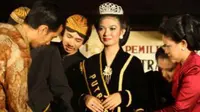 Kedua orang tua Gibran Rakabuming, Jokowi dan Iriana, mengalungkan gelar Putri Solo pada Selvi Ananda (via Instagram/Gibran Rakabuming)