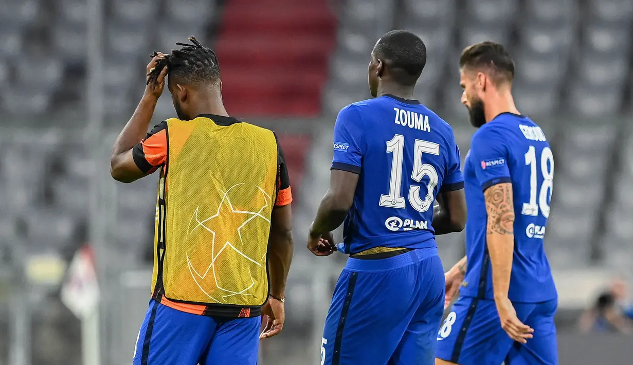 Pemain Chelsea, Kurt Zouma dan Olivier Giroud tampak lesu usai ditaklukkan Bayern Munchen pada laga Liga Champions di Allianz Arena, Sabtu (8/8/2020). Bayern Munchen menang 4-1 atas Chelsea. (AFP/Tobias Schwarz)