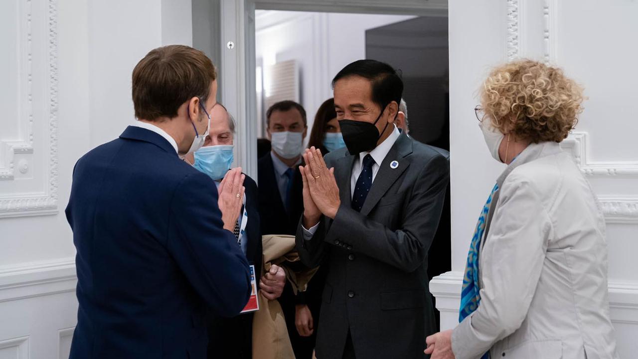 Presiden Jokowi bertemu Presiden Prancis Emmanuel Macron di G20 Roma.