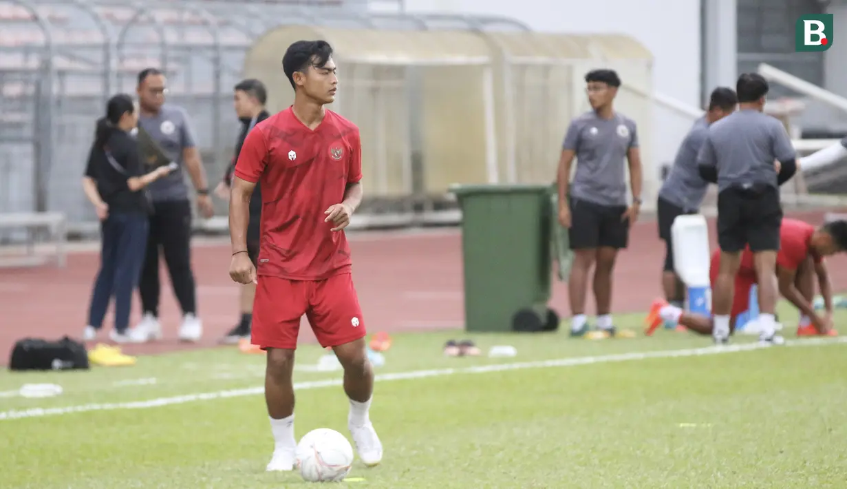 <p>Pemain Timnas Indonesia, Pratama Arhan saat menjalani sesi latihan di KLFA Stadium, Kuala Lumpur, Minggu (25/12/2022) jelang menghadapi Brunei Darussalam di Piala AFF 2022. (Bola.com/Zulfirdaus Harahap)</p>