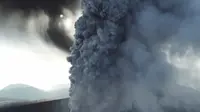 Drone Ini Abadikan Momen Erupsi Gunung Berapi di Jepang