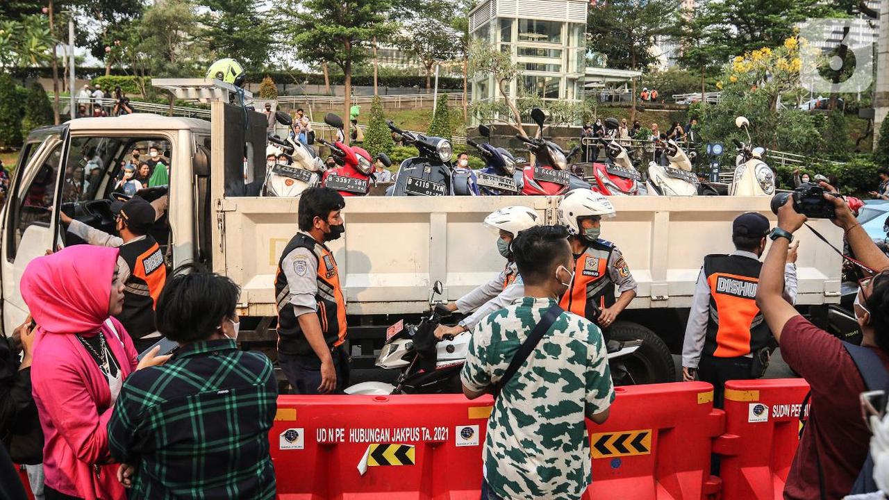 Soal banyaknya keluhan wisatawan terjaring razia parkir liar sehingga kendaraannya dikempesin petugas, Wildan menyebut hal itu sebagai sanksi akibat parkir liar di bahu jalan.