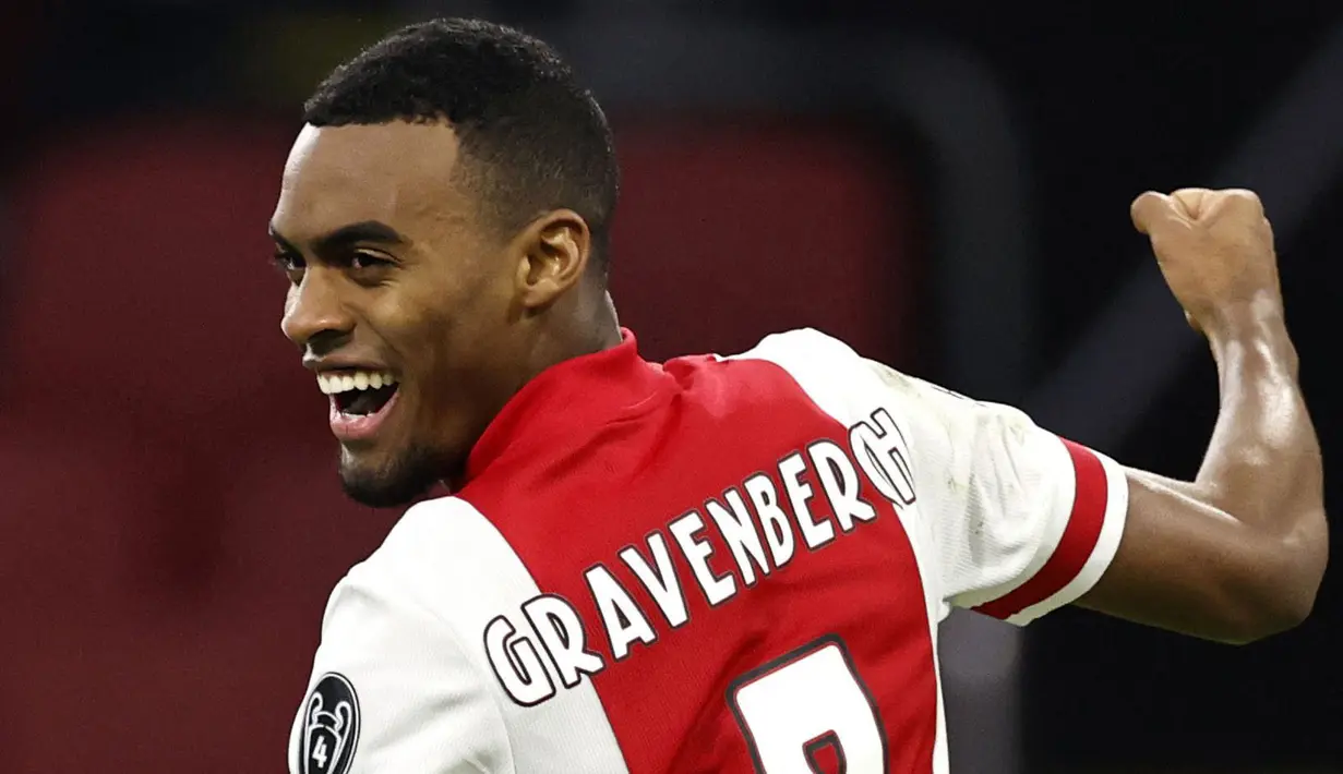 Pemain Ajax Amseterdam, Ryan Gravenberch saat ini memiliki nilai banderol sebesar 33 juta euro. Pemain berusia 19 tahun tersebut mengalami kenaikan harga sebanyak 11 juta euro, yang pada awal tahun 2021 ditaksir dengan harga 22 juta euro. (Foto: AFP/ANP/Maurice Van Steen)
