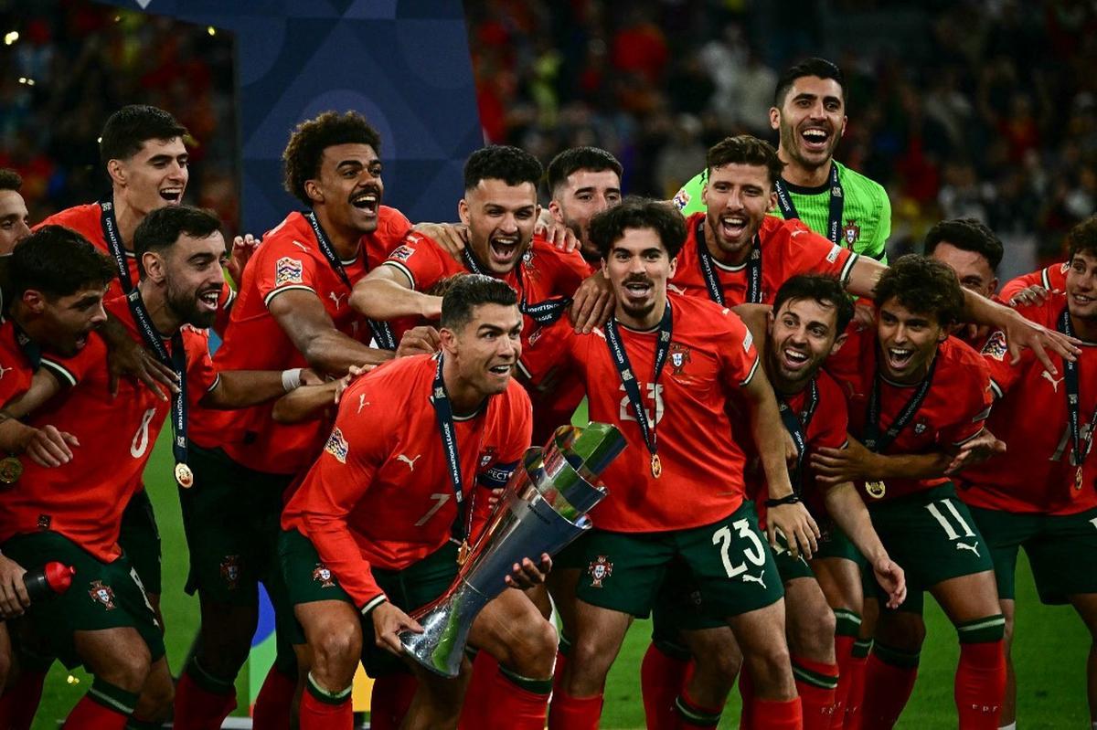 Cristiano Ronaldo Bawa Portugal Raih Juara UEFA Nations League di Umur 40 Tahun