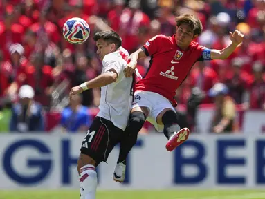 Pemain Urawa Red Diamonds, Takahiro Sekine (kanan) berebut bola dengan pemain River Plate, Marcos Acuna dalam laga Grup G Piala Dunia Antarklub 2025 di Lumen Field, Seattle, Washington, Amerika Serikat, Rabu (18/06/2025). (AP Photo/Lindsey Wasson)