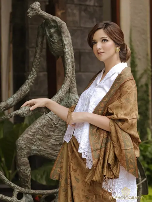 Nia Ramadhani, unggah foto memakai kebaya dan menuliskan, "Gadis yang pikirannya sudah dicerdaskan, pemandangannya sudah diperluas, tidak akan sanggup lagi hidup di dalam dunia nenek moyangnya. - R. A. Kartini. (Instagram/ramadhanibakrie)