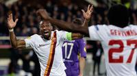 Gelandang AS Roma, Seydou Keita merayakan selebrasi bersama rekan setimnya Gervinho usai mencetak gol di leg pertama 16 besar Liga Europa di Stadion Artemio Franchi, Jumat (13/3/2015) . Fiorentina bermain imbang 1-1 dengan AS Roma. (Reuters/Max Rossi)