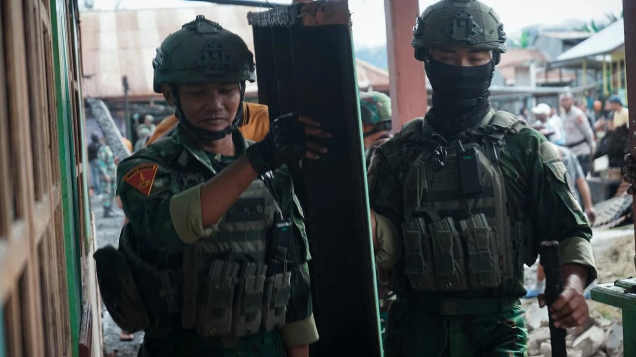 FOTO: TNI Polri dan Warga Bersihkan Kompleks YAPIS Deiyai Usai Pembakaran