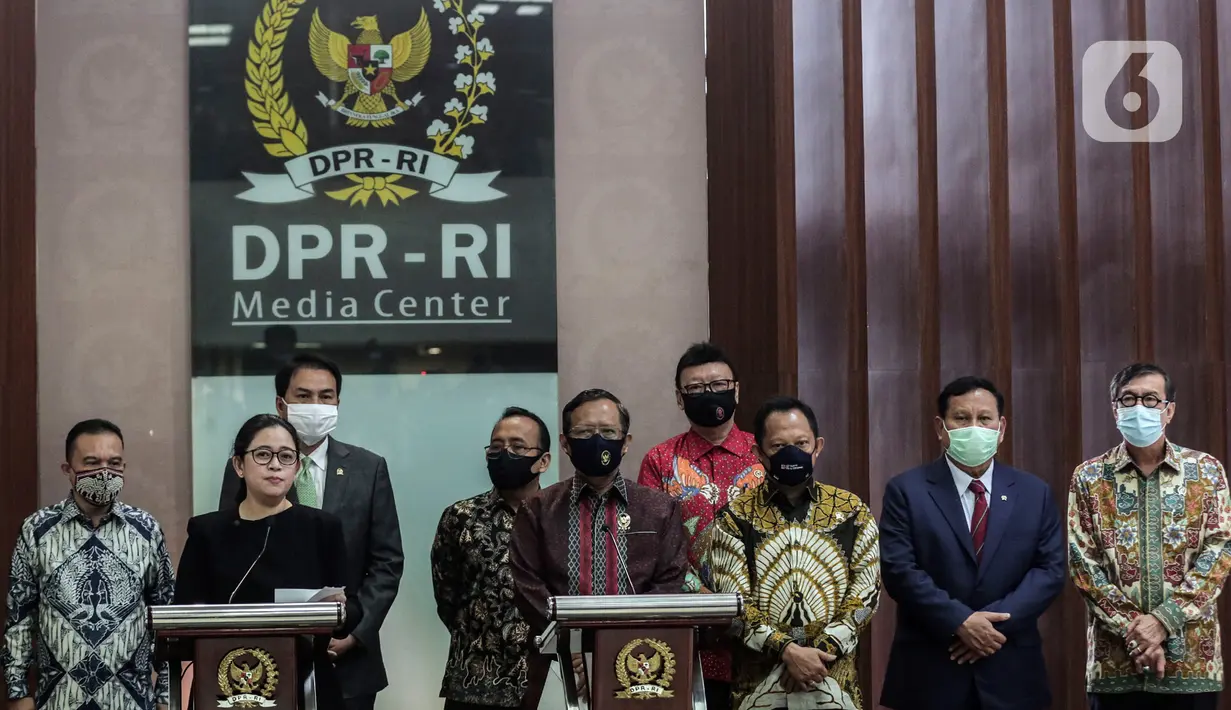 Ketua DPR Puan Maharani bersama perwakilan pemerintah memberikan keterangan kepada wartawan di Kompleks Parlemen, Jakarta, Kamis (16/7/2020). Pemerintah menyerahkan surat presiden dan daftar inventaris masalah RUU Badan Pembina Ideologi Pancasila (BPIP). (Liputan6.com/Johan Tallo)