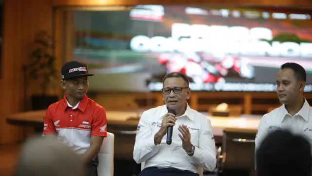 Eddy Saputra (Tengah)