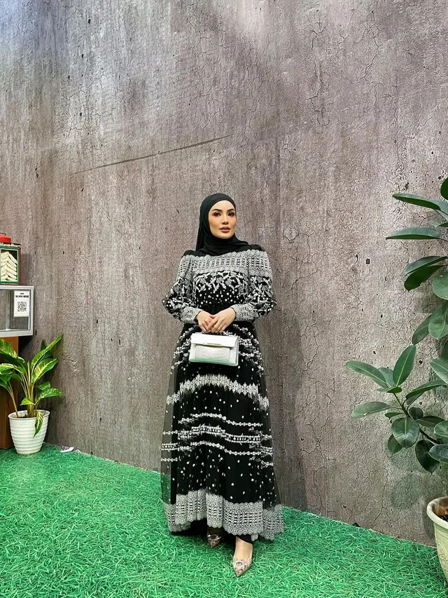 7 Potret Nindy Ayunda Berhijab Usai Jalani Umrah, Sosoknya Tuai Pujian