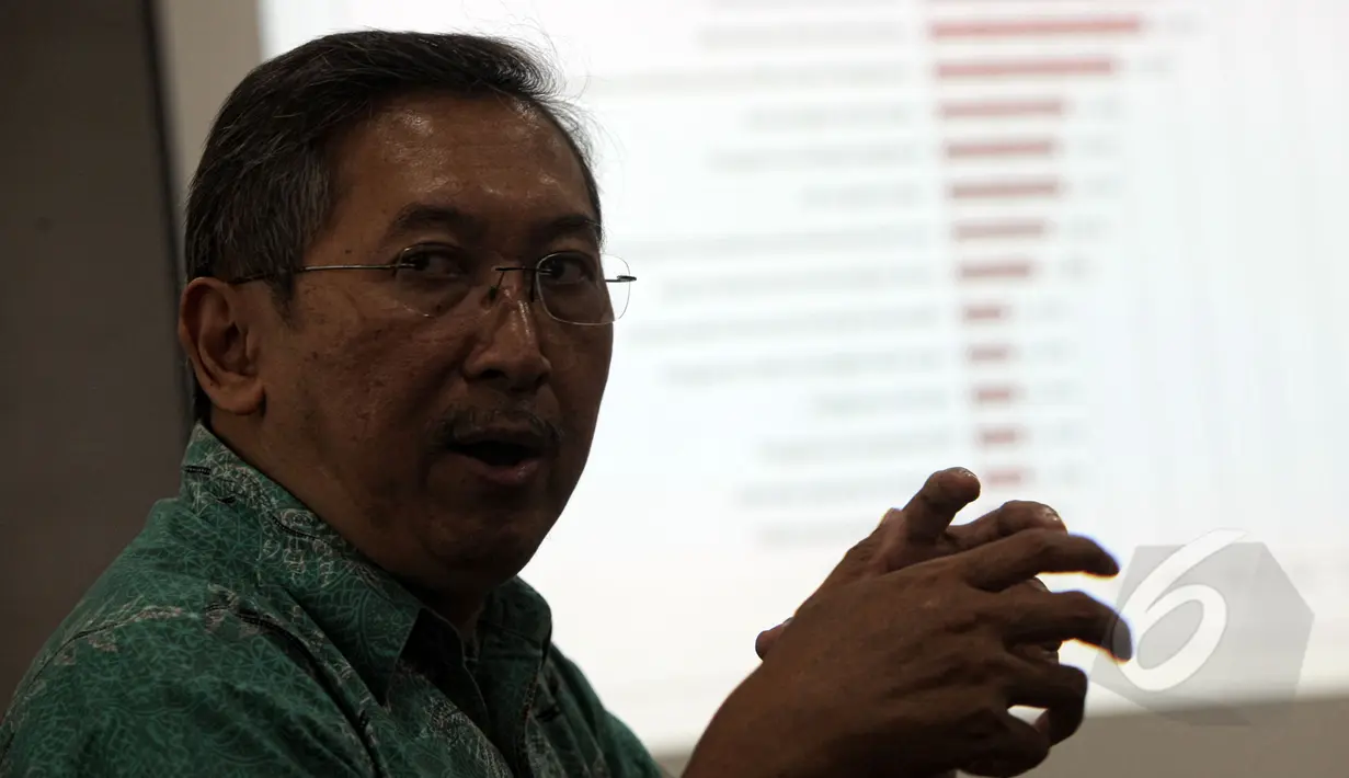 Kepala Bidang Penyelesaian Laporan Ombudsman, Budi Santoso menjelaskan temuan pelanggaran saat penyelengaraan UN 2015 dari hasil pemantauan saat UN di tingkat SMP dan SMA di 33 Provinsi, Jakarta, Kamis (21/5/2015). (Liputan6.com/Yoppy Renato)