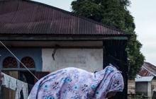 FOTO: Potret Korban Banjir Bandang Sumatera Barat Berbuka Puasa Ramadan di Dekat Reruntuhan Rumahnya