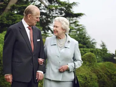 Dalam foto file 18 November 2017 ini memperlihatkan Ratu Inggris Elizabeth II dan Duke of Edinburgh Pangeran Philip, berpose untuk foto di Broadlands yang menandai ulang tahun pernikahan berlian mereka. (Fiona Hanson/PA via AP)