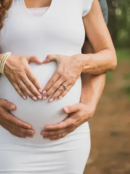 ilustrasi hamil/Photo by Christin Noelle on Unsplash