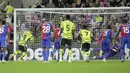 Gelandang Arsenal, Martin Odegaard (kedua kiri) mencetak gol melalui eksekusi penalti ke gawang Crystal Palace pada laga pekan kedua Liga Inggris 2023/2024 di Selhurst Park, London (21/8/2023). (AP Photo/Kin Cheung)