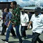 Presiden Joko Widodo (Jokowi) meninjau sejumlah titik yang terdampak bencana gempa dan tsunami di Kota Palu, Sulawesi Tengah, Minggu (30/9). Jokowi yang didampingi sejumlah jajarannya tampak mengenakan jaket loreng khas TNI. (Liputan6.com/Septian Deny)