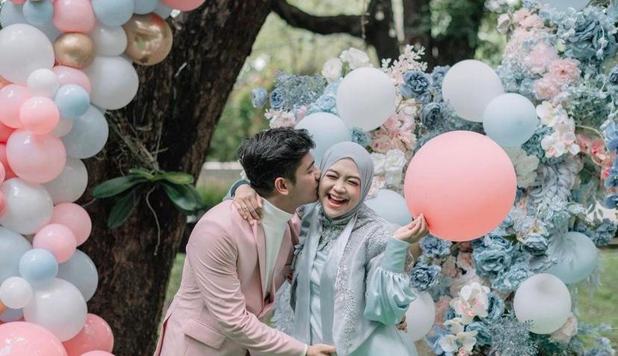 Seperti inilah potret keseruan acara gender reveal calon buah hati pertama Ria Ricis dan suaminya, Teuku Ryan yang digelar di salah satu hotel di Jakarta, Rabu (18/5). (Instagram/riaricis).