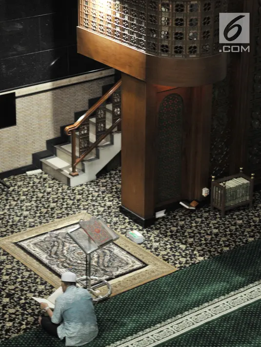 Jemaah membaca Alquran di Masjid Agung Al-Barkah, Bekasi, Jawa Barat, Rabu (15/5/2019). Empat buah menara yang terdapat pada Masjid Agung Al-Barkah Bekasi juga mencerminkan syarat hidup bahagia yakni aqidah, akhlak, syariah dan ibadah. (merdeka.com/Iqbal Nugroho)