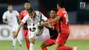 Pemain Indonesia, Irfan Jaya berebut bola dengan pemain Palestina, Ahmed Qatmish pada laga Asian Games di Stadion Patriot, Bekasi, Rabu (15/8). Timnas Indonesia U-23 dipaksa menyerah 1-2 oleh Palestina. (Bola.com/Vitalis Yogi Trisna)