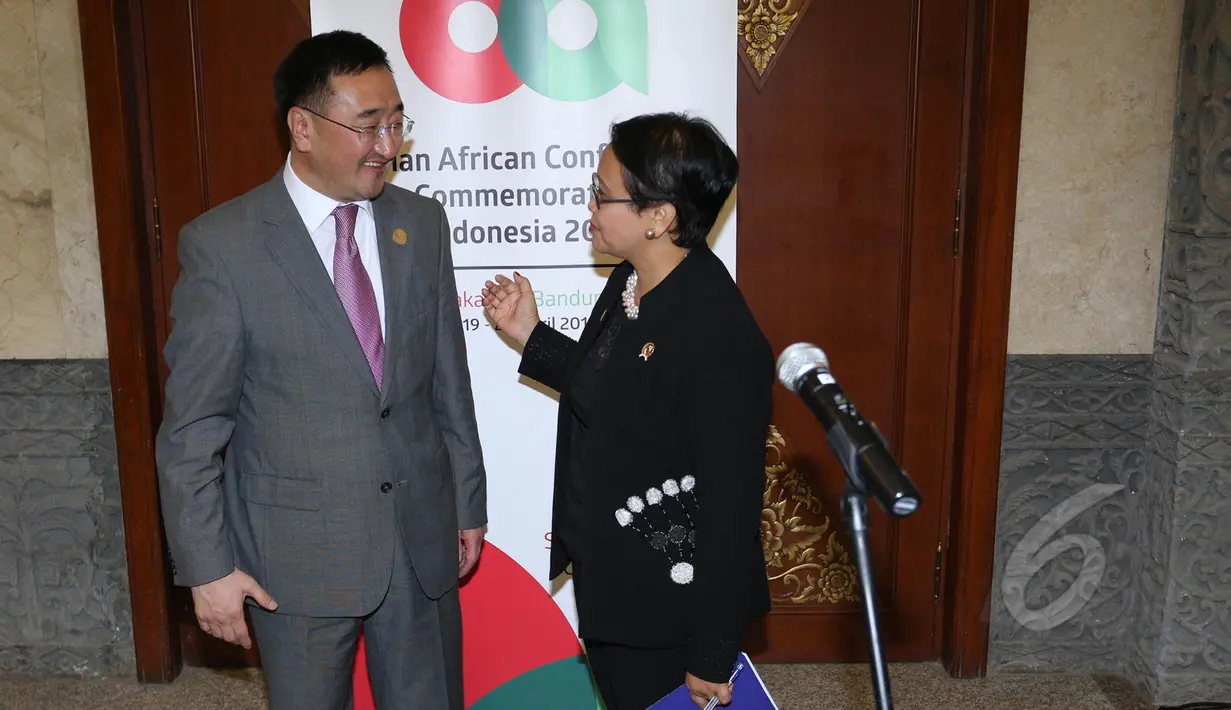 Menlu Retno Marsudi (kanan) berbincang dengan Menlu Mongolia Lundeg Purevsuren disela Konferensi Tingkat-Tinggi (KTT) Asia Afrika di JCC, Selasa (21/4/2015). (Liputan6.com/Herman Zakharia)