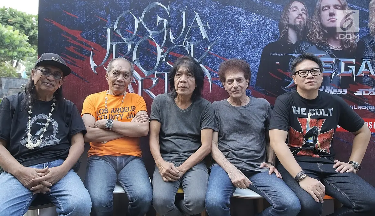 Personel God Bless saat jumpa pers di Yogyakarta, Jumat (26/10). God Bless hingga musisi tanah air seperti Blackout, Koil, Sangkakala, Edane, Seringai, ILP akan tampil menggebrak panggung Jogjarockarta 2018. (Fimale.com/Bambang E.Ros)