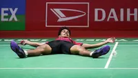 Pebulutangkis tunggal putra Indonesia, Chico Aura Dwi Wardoyo tergeletak di atas lapangan setelah terkena backhand smash dari pebulutangkis tunggal putra Indonesia, Jonatan Chirstie pada laga final Indonesia Masters 2023 yang berlangsung di Istora Senayan, Jakarta, Minggu (29/01/2023). Chico kalah dari Jonatan Christie dengan skor 15-21 dan 13-21. (Bola.com/Bagaskara Lazuardi)