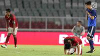 Pesepak bola Timnas Indonesia U-19 tertunduk usai mengalami kekalahan 1-4 atas Jepang U-19 pada laga uji coba babak kedua di Stadion Utama Gelora Bung Karno (SUGBK), Jakarta, Minggu (25/3). (Liputan6.com/Angga Yuniar)