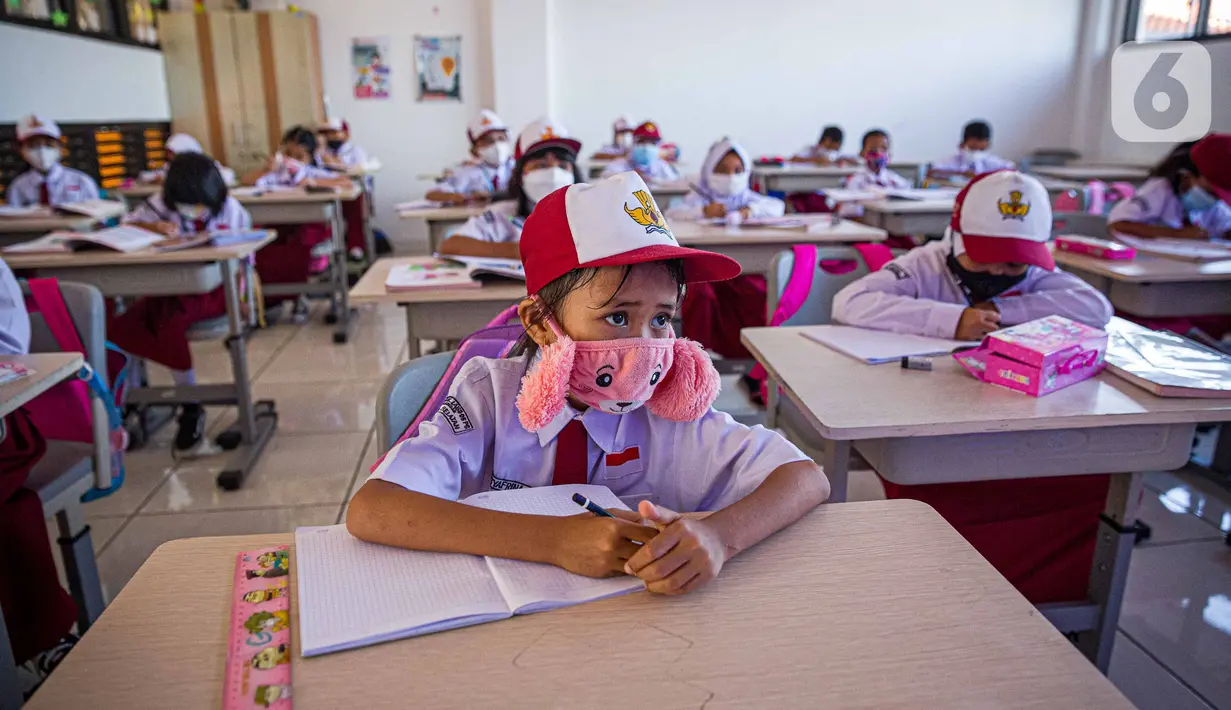 Siswa mengikuti Pembelajaran Tatap Muka (PTM) di SDN 01 Pondok Labu, Jakarta, Senin (3/1/2022). PTM terbatas dilaksanakan setiap hari dengan jumlah peserta didik dapat 100 persen dari kapasitas ruang kelas dengan lama belajar paling banyak enam jam pelajaran per hari. (Liputan6.com/Faizal Fanani)